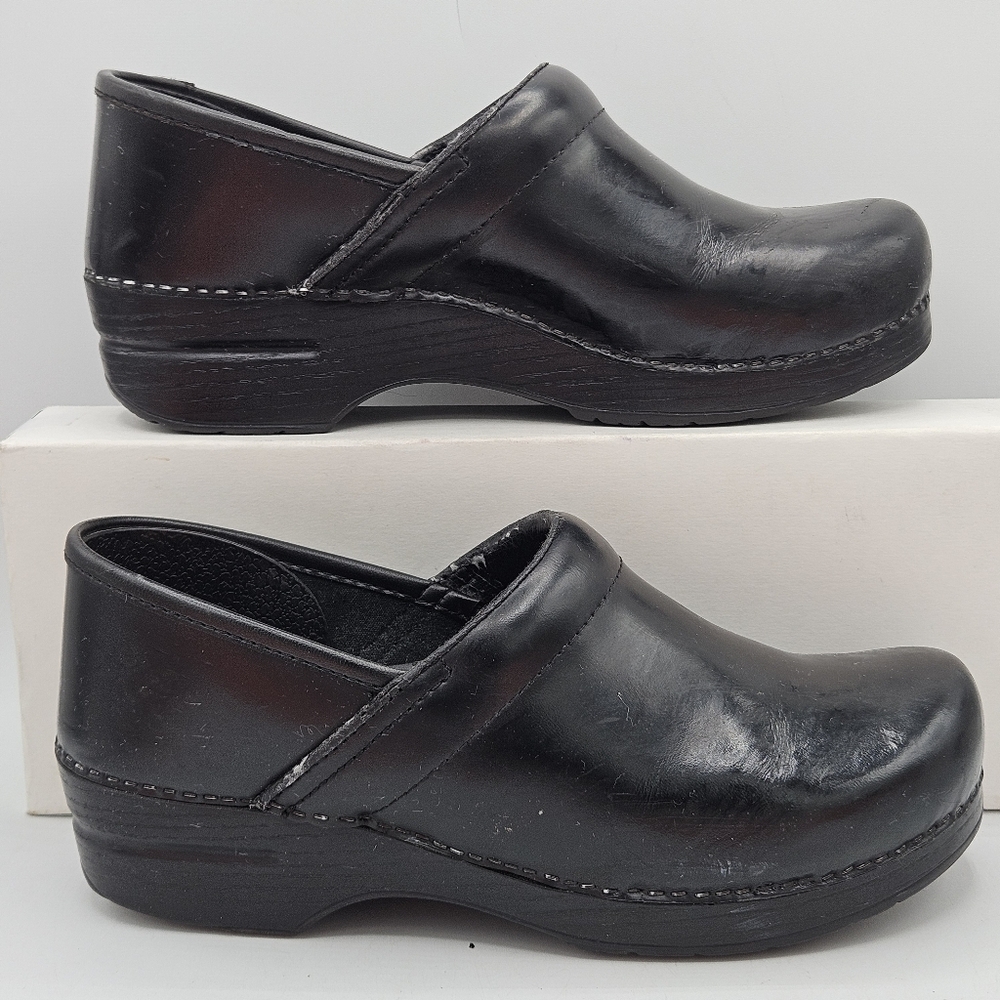 Dansko Black Patent Leather Clog Size 40 US Size 9.5/10